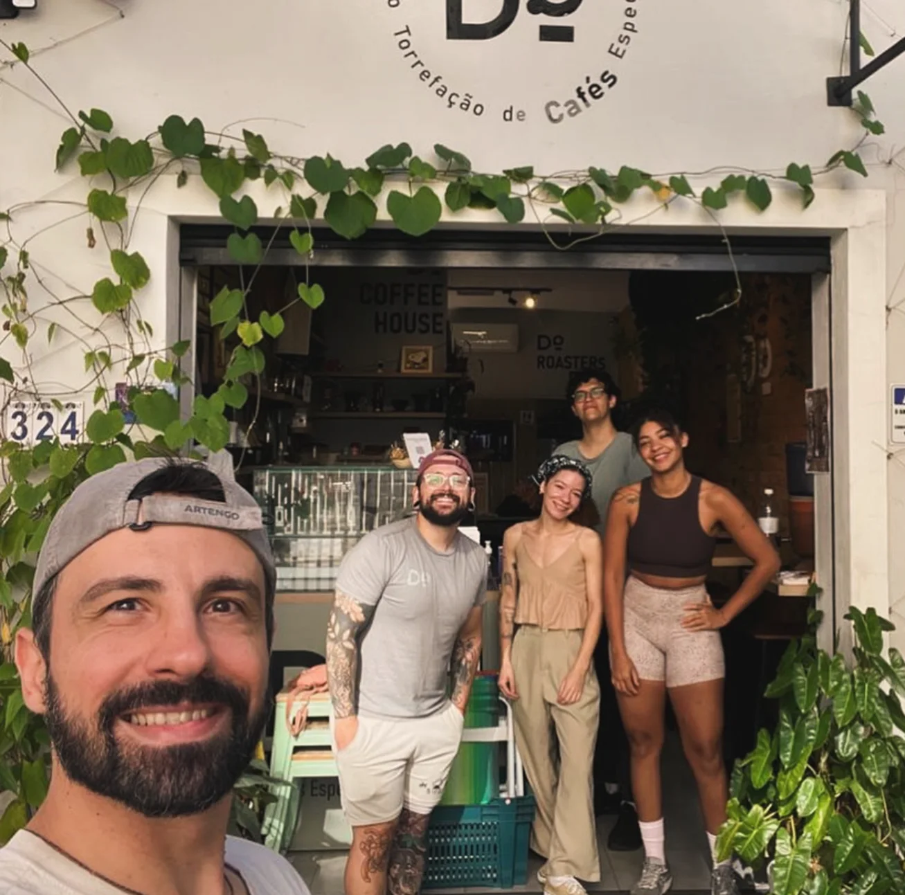 Equipe na porta do número 324 no dia da inauguração