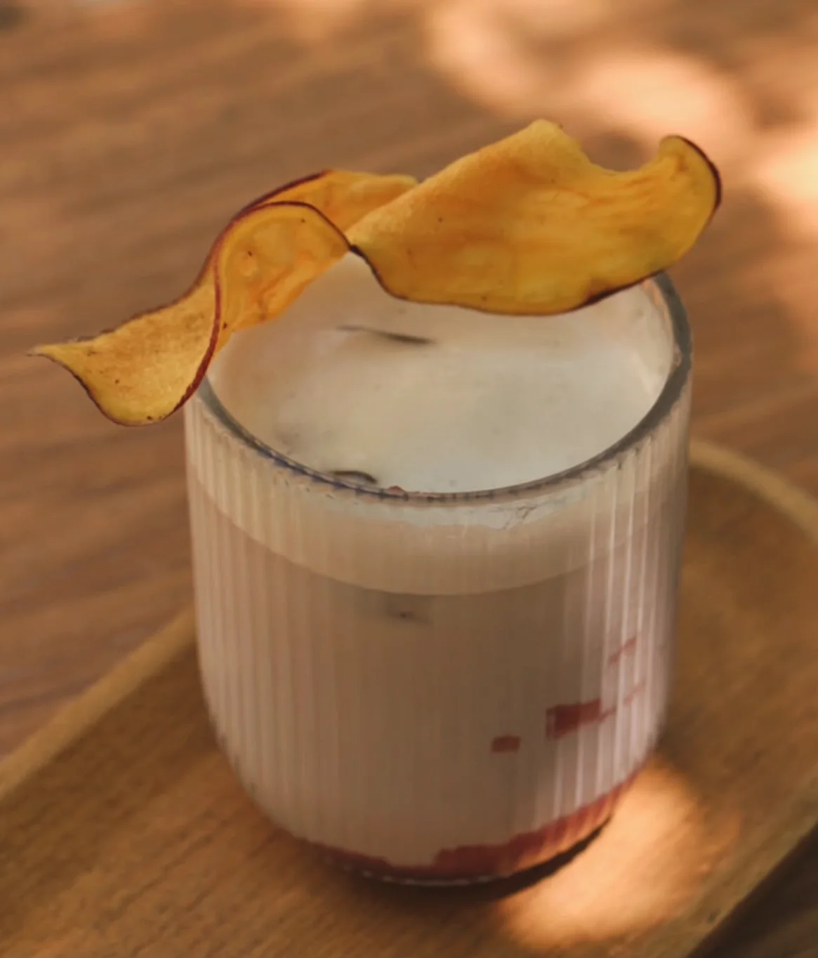 Drink gelado cremoso com chips desidratados