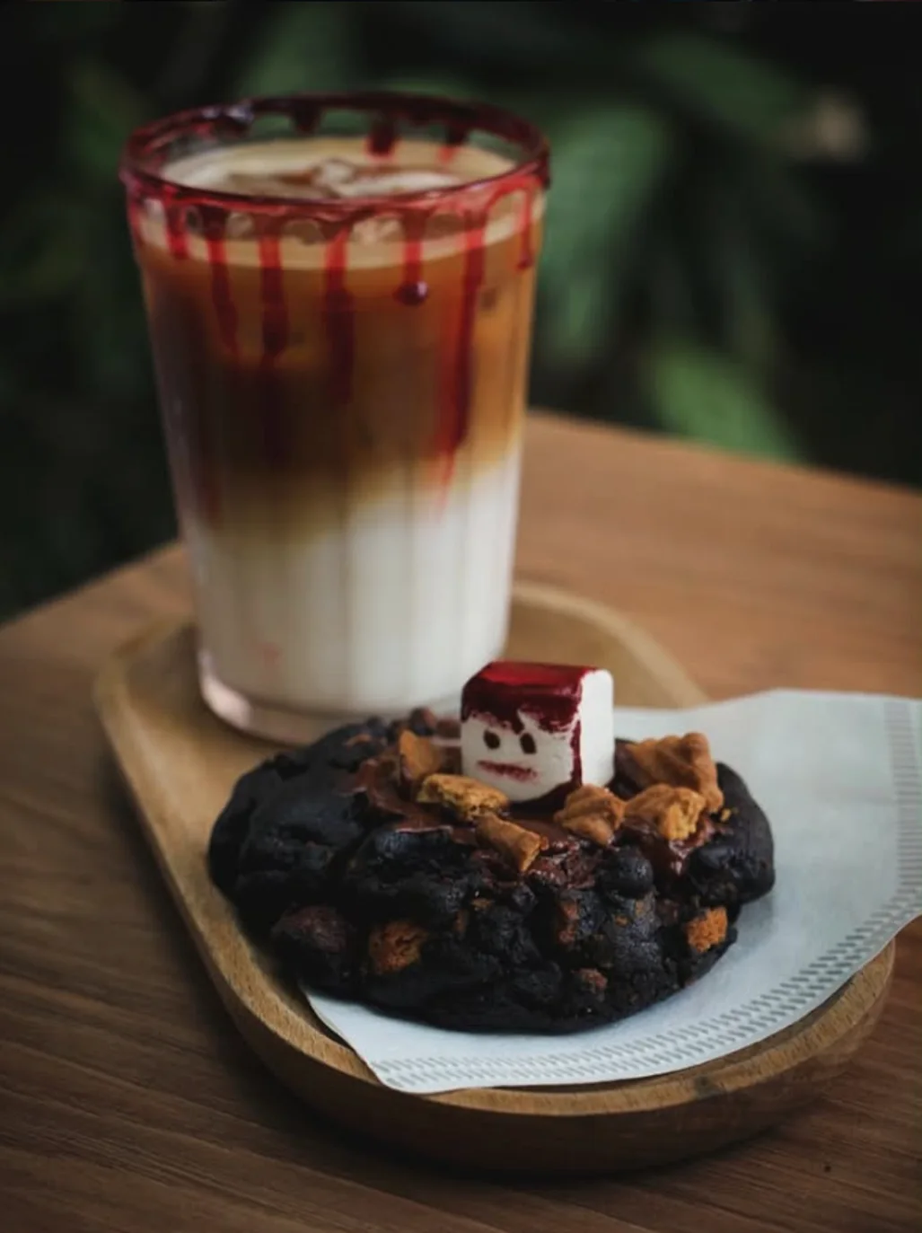 Drink gelado de Halloween com cookie e marshmallow