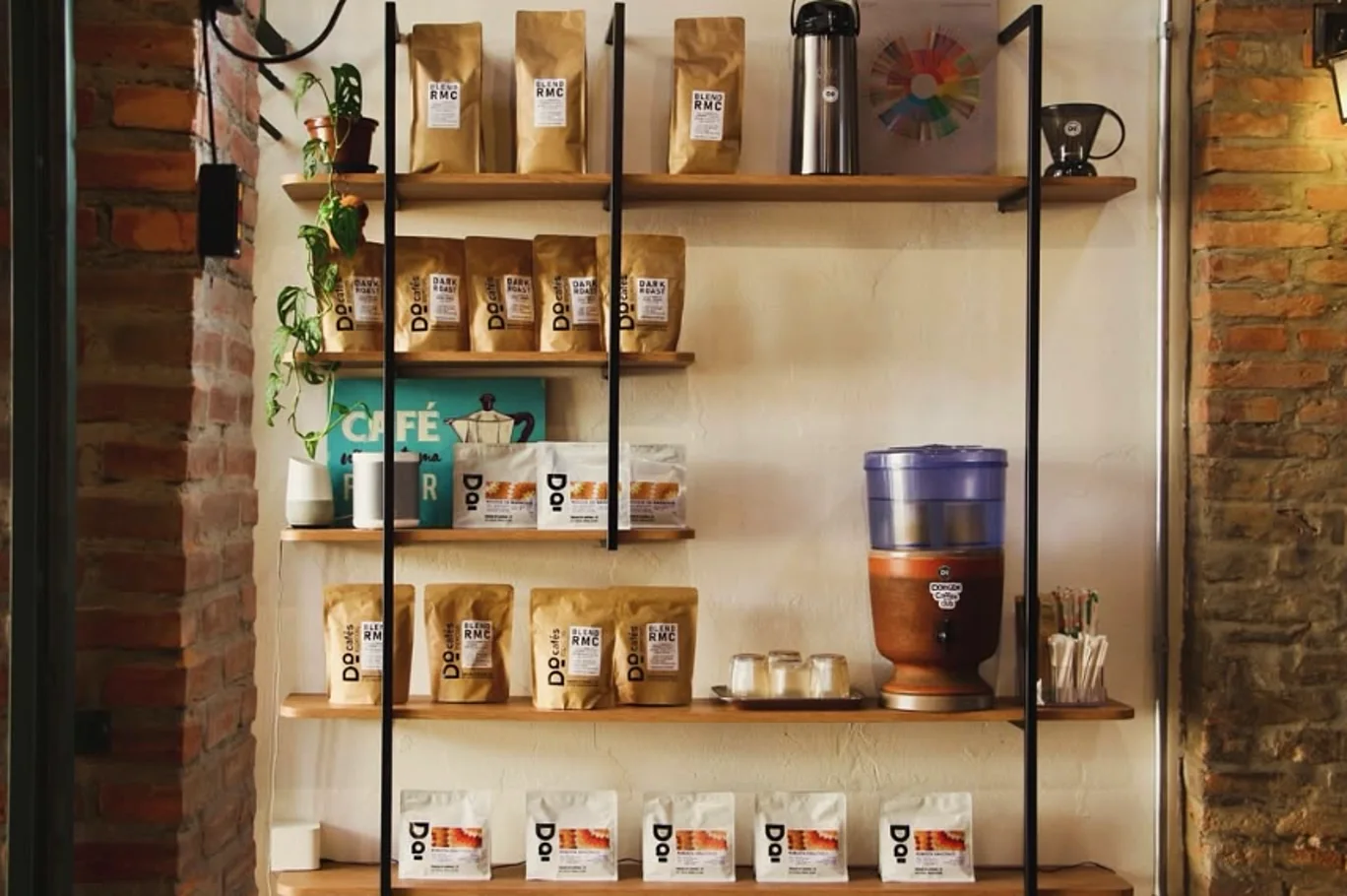 Estante de cafés na parede de tijolos com filtro de barro