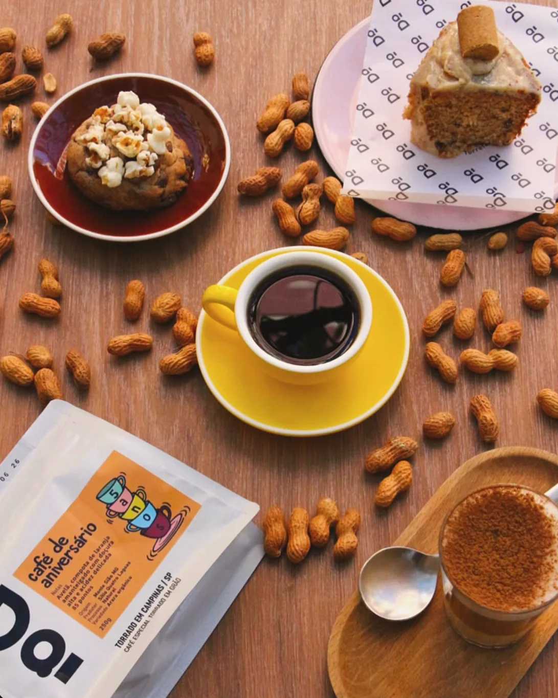 Pacote café de aniversário com xícara amarela e amendoins
