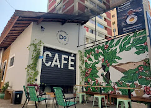 Fachada com porta CAFÉ e mural de cafeeiro