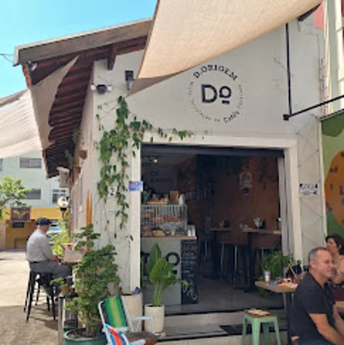 Fachada com toldo e clientes