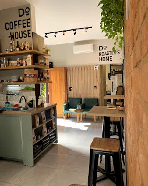 Interior com sala ao fundo