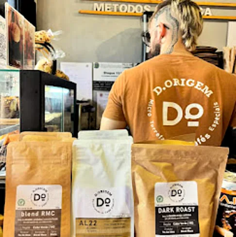 Pacotes de café e camiseta D.ORIGEM