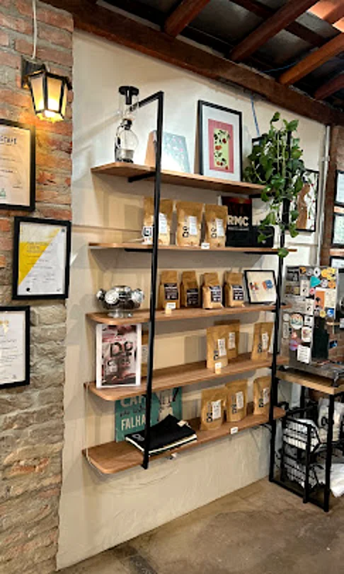 Prateleiras com pacotes