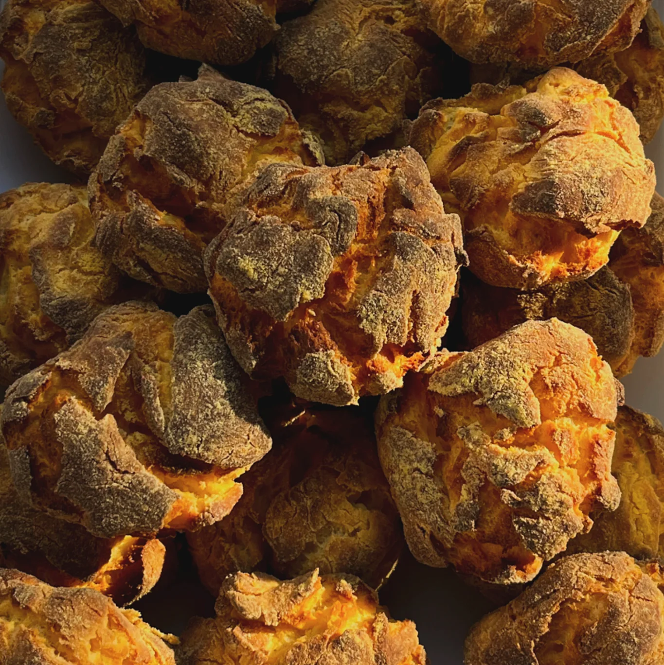 Pães de queijo saindo do forno em close