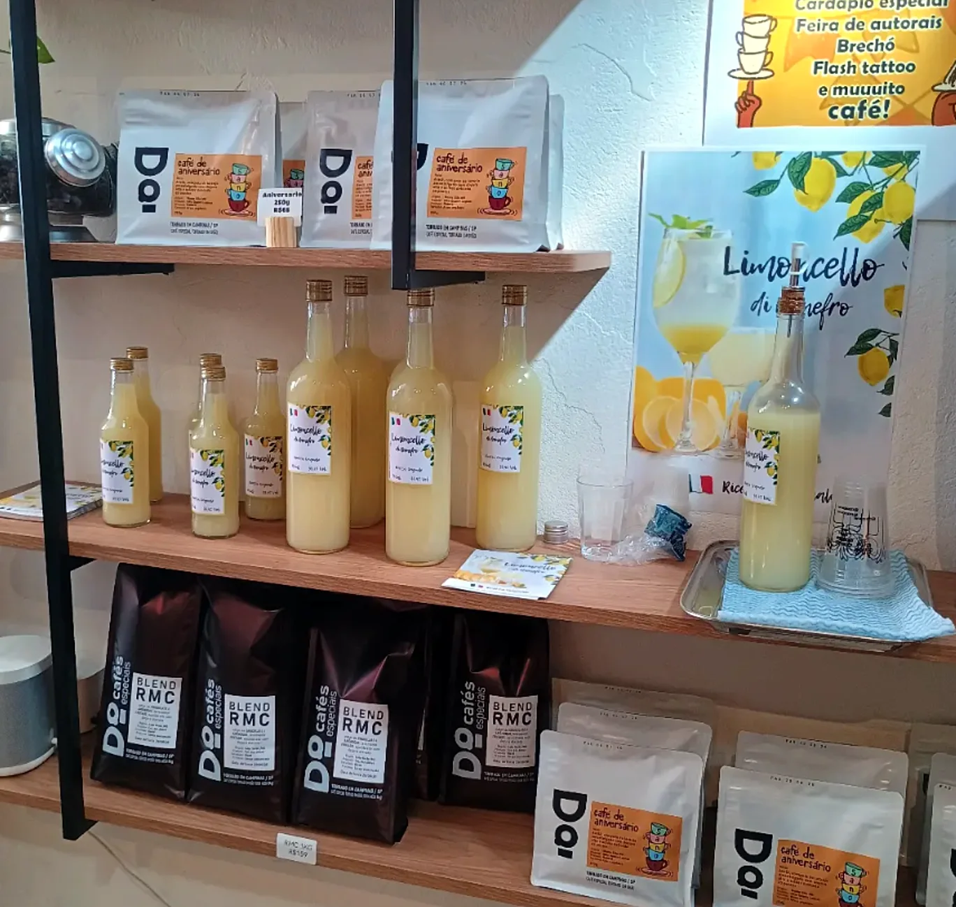 Prateleira com café de aniversário, limoncello artesanal e Blend RMC