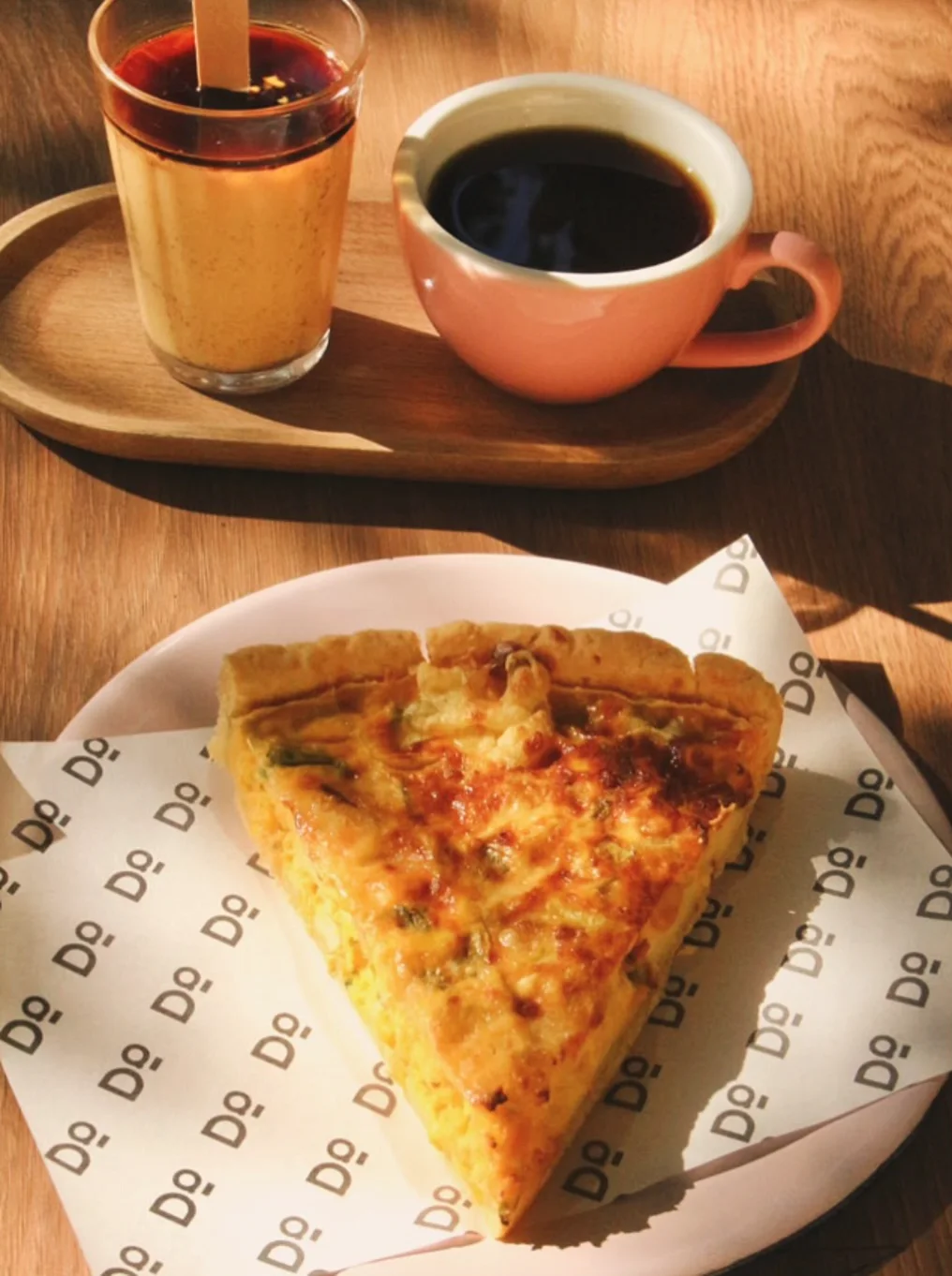 Torta e espresso sobre o papel estampado Dº